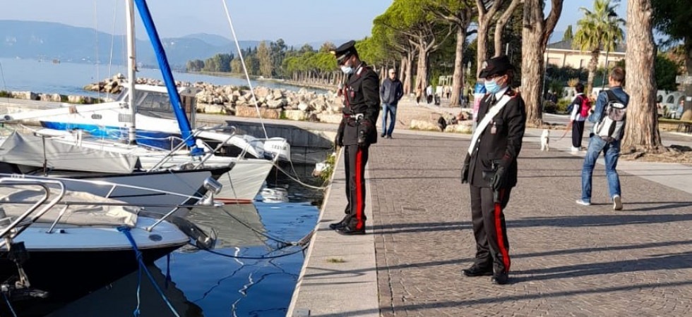 Salgono su una barca e accendono un fumogeno ma scoppia un principio d’incendio: due giovani denunciati